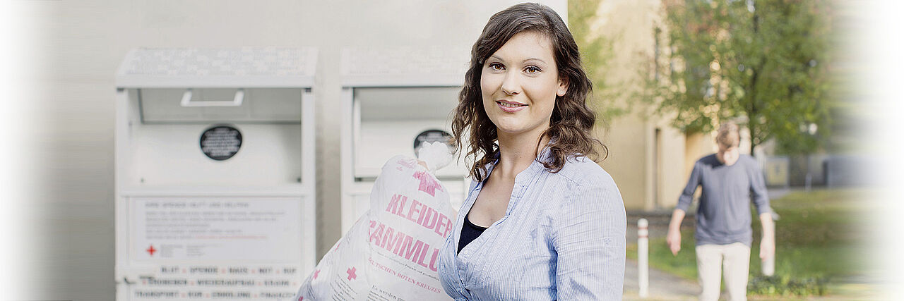 Kleidersammlung des DRK und Altkleidercontainer: junge Frau mit Altkleidersack vor einem Container des DRK- 2014 Kleidersammlung des DRK und Altkleidercontainer: junge Frau mit Altkleidersack vor einem Container des DRK- 2014